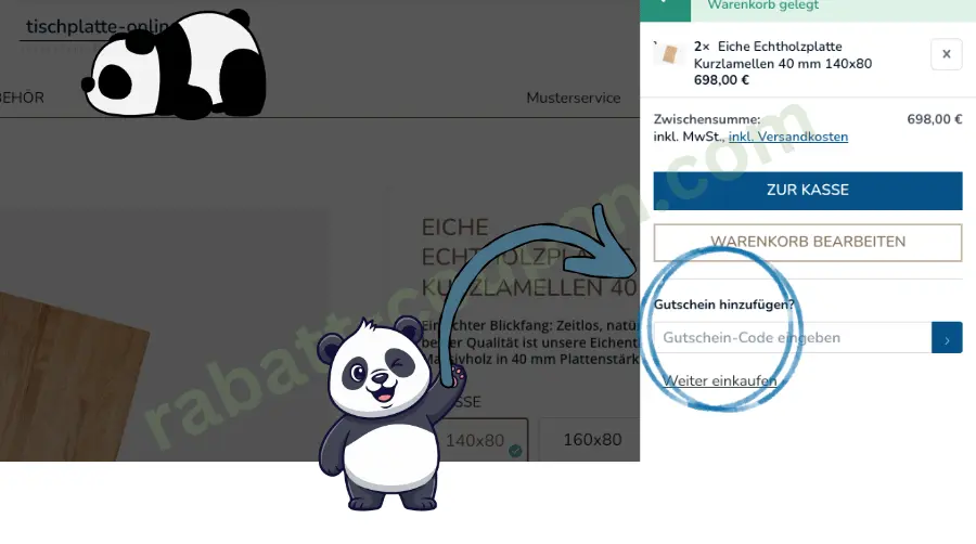 Das Bild zeigt einen Online-Warenkorb von tischplatte-online.de mit einer ausgewählten Eiche-Echtholzplatte und einer Zwischensumme von 698 Euro. Rechts ist ein hervorgehobenes Eingabefeld für einen Gutschein- oder Rabattcode zu sehen, auf das mit einem Pfeil und einer Panda-Figur hingewiesen wird.