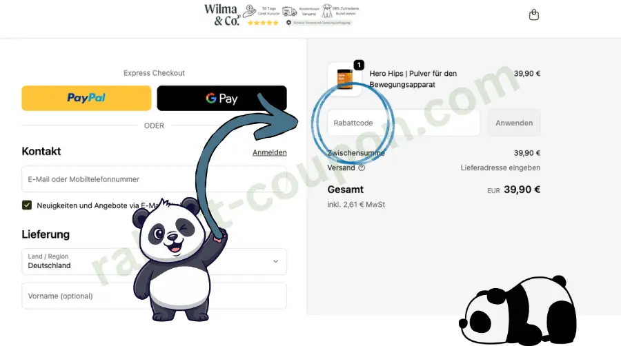 Das Bild zeigt den Checkout von „Wilma & Co.“ mit Express-Zahlung über PayPal oder Google Pay. Rechts ist der Bereich für den Rabattcode blau markiert, daneben stehen Zwischensumme, Versand und der Gesamtbetrag von 39,90 €. Ein Panda mit Pfeil weist auf das Rabattcode-Feld hin.