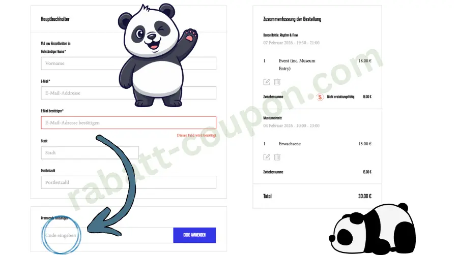 Das Bild zeigt eine Bestell- und Checkout-Seite mit einem Formular zur Eingabe von persönlichen Daten wie Name, E-Mail und Adresse. Unten links ist ein Feld zur Eingabe eines Rabattcodes hervorgehoben, auf das ein gezeichneter Panda mit einem Pfeil zeigt. Rechts sieht man die Zusammenfassung der Bestellung mit einzelnen Tickets, Preisen und dem Gesamtbetrag.