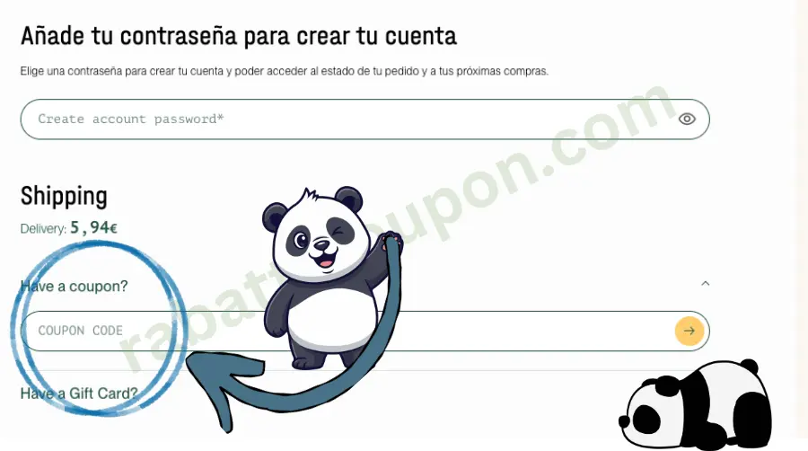 Das Bild zeigt eine Checkout-Seite eines Onlineshops, auf der ein Passwort zur Kontoerstellung eingegeben werden kann und die Versandkosten angezeigt sind.
Ein hervorgehobenes Eingabefeld für einen Gutscheincode ist mit einem Kreis markiert und durch einen Pfeil betont.
Eine Panda-Grafik weist visuell auf das Gutscheinfeld hin.