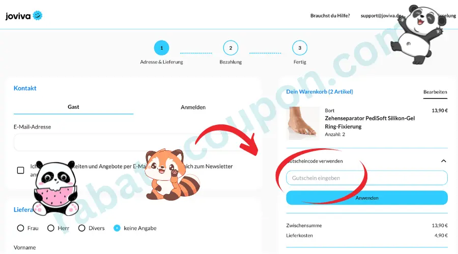 Das Bild zeigt den Checkout-Bereich des Online-Shops joviva mit den Schritten Adresse & Lieferung, Bezahlung und Fertig. Rechts befindet sich die Warenkorb-Übersicht mit Produkt, Preis, Lieferkosten sowie einem Eingabefeld für einen Gutscheincode. Ein roter Pfeil und eine Markierung heben das Feld zur Gutscheineingabe hervor und zeigen deutlich, wo ein Rabatt eingetragen werden kann.