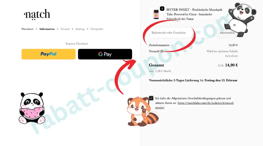 Das Bild zeigt den Checkout-Bereich des Online-Shops natch mit den Zahlungsoptionen PayPal und Google Pay. Rechts befindet sich die Bestellübersicht mit Produkt, Zwischensumme, Gesamtbetrag sowie einem deutlich sichtbaren Eingabefeld für Rabattcode oder Gutschein. Ein roter Pfeil und eine Markierung heben das Gutscheinfeld hervor und verdeutlichen, wo ein Rabatt im Bestellprozess eingegeben werden kann.