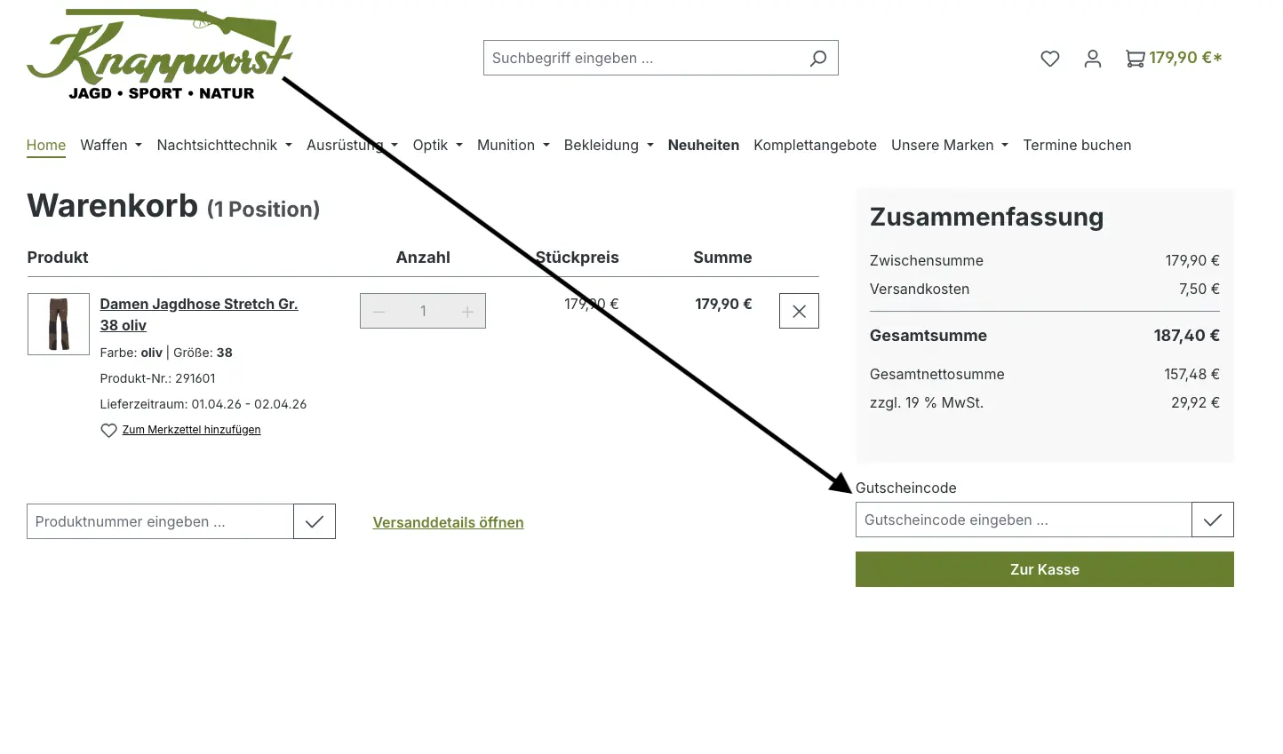 Screenshot des Knappworst-Warenkorbs mit einer Damen Jagdhose in Oliv, Preisübersicht rechts und einem schwarzen Pfeil, der auf das Eingabefeld für den Gutscheincode zeigt.