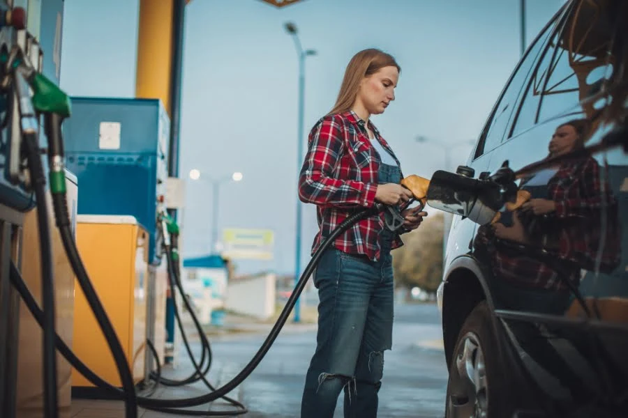 Person tankt Auto an Tankstelle als Symbol für steigende Kraftstoffpreise und höhere Energiekosten im Alltag
