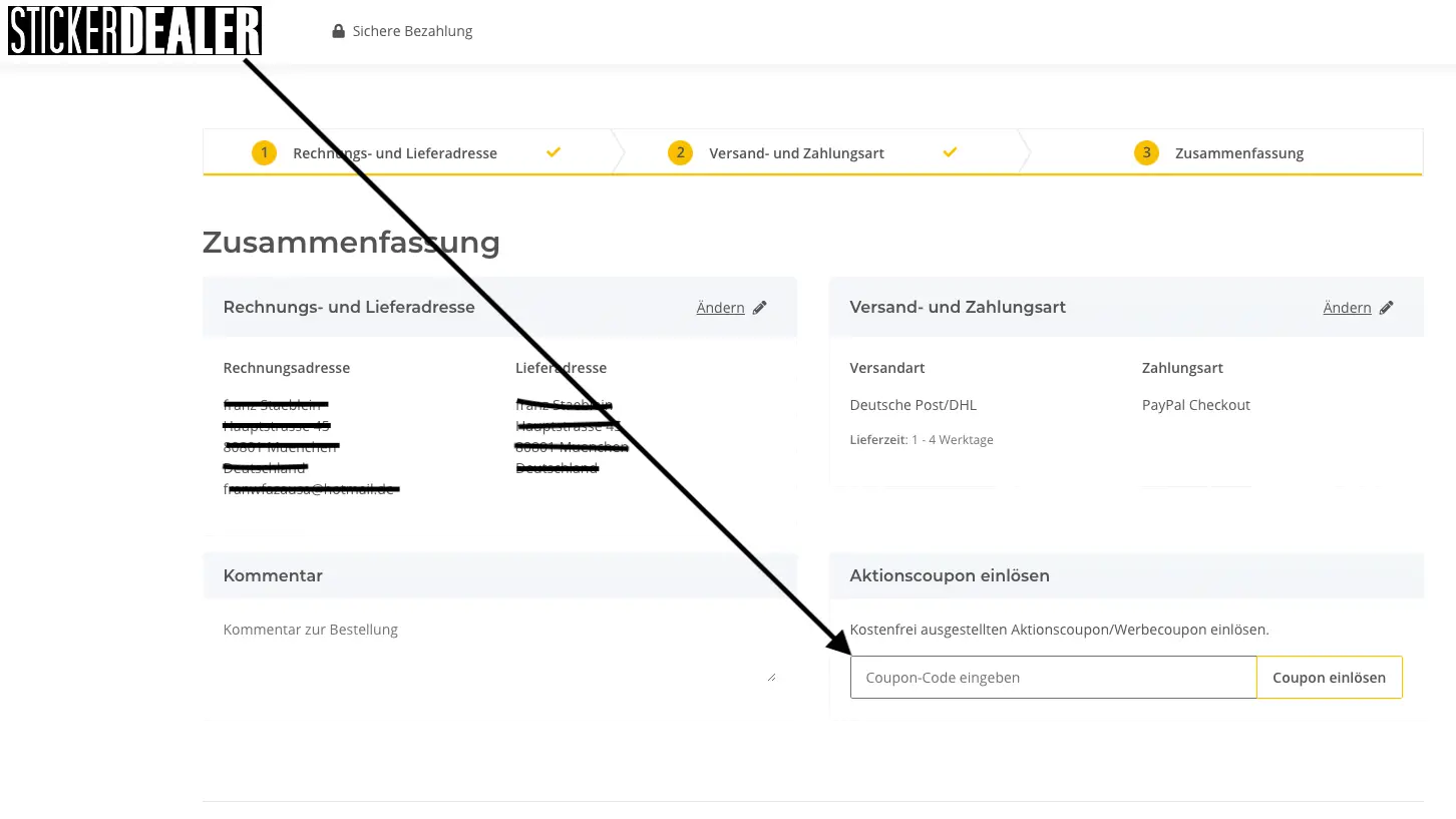 Screenshot des stickerdealer-Checkouts mit Bestellübersicht, Versand- und Zahlungsart sowie einem Pfeil, der auf das Feld zur Eingabe eines Coupon-Codes zeigt.