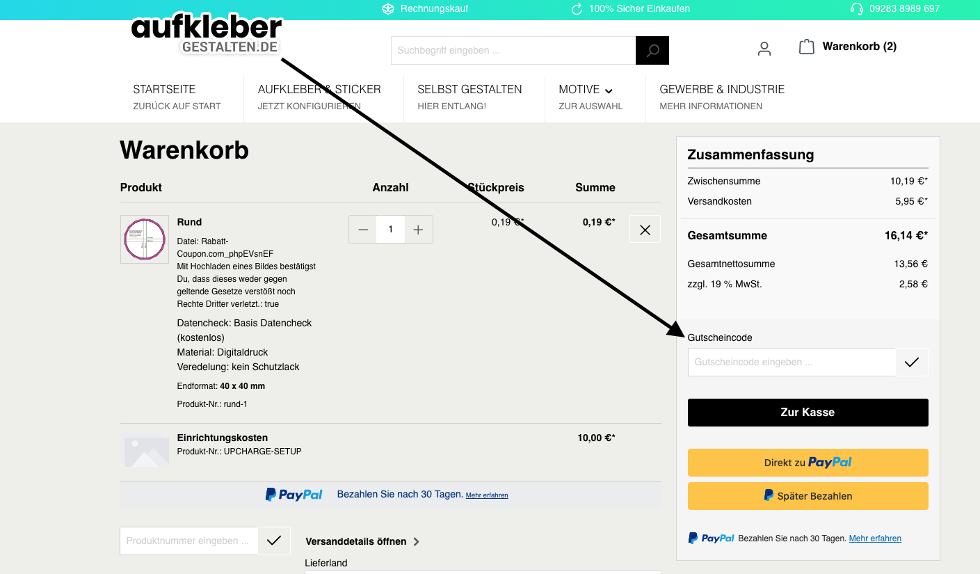 Screenshot des Aufkleber-gestalten Warenkorbs mit Produktübersicht, Bestellsumme und markiertem Feld zur Eingabe eines Gutscheincodes.