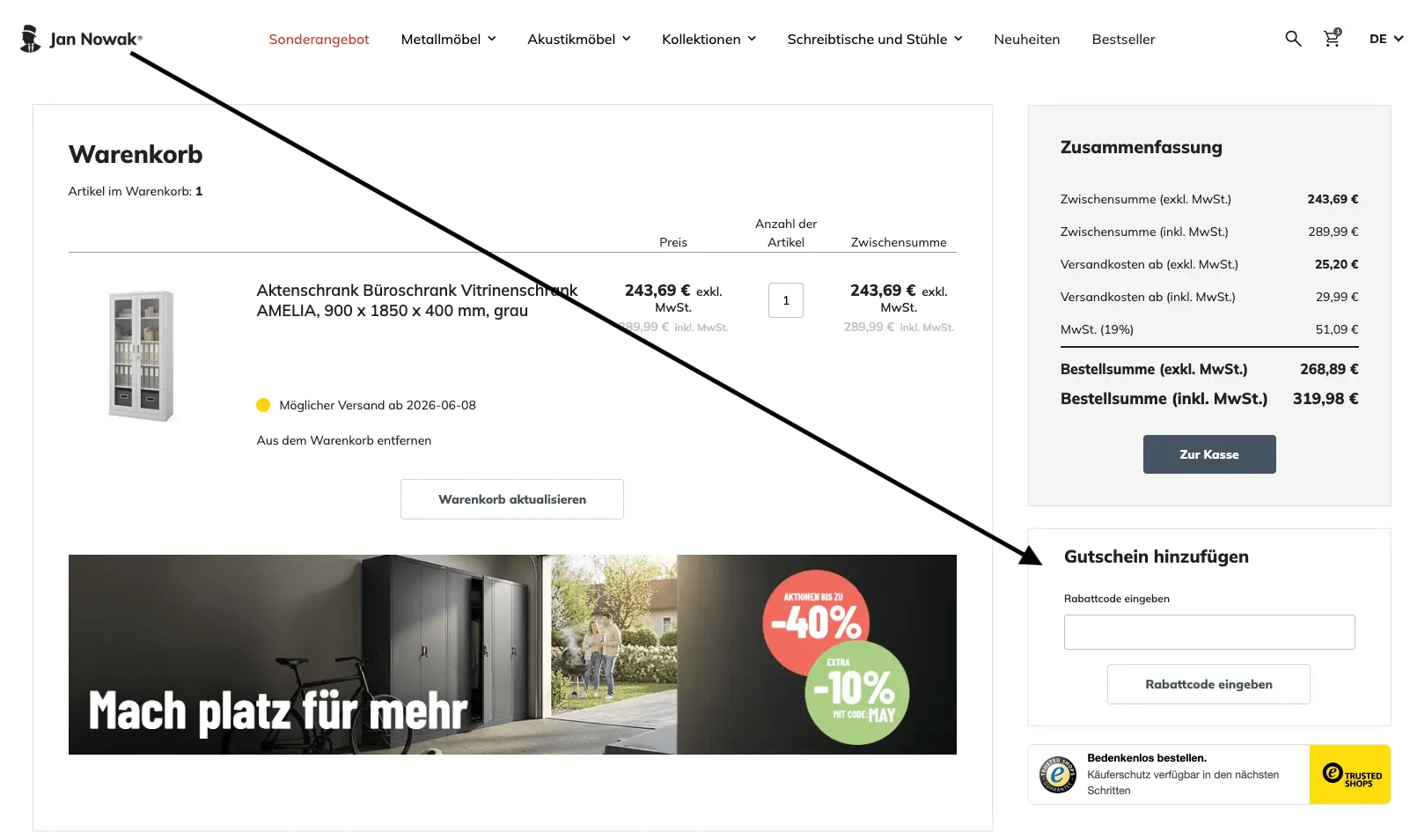 Screenshot des Jan Nowak Warenkorbs mit einem Aktenschrank, Bestellübersicht und markiertem Feld zur Eingabe eines Rabattcodes auf der rechten Seite.