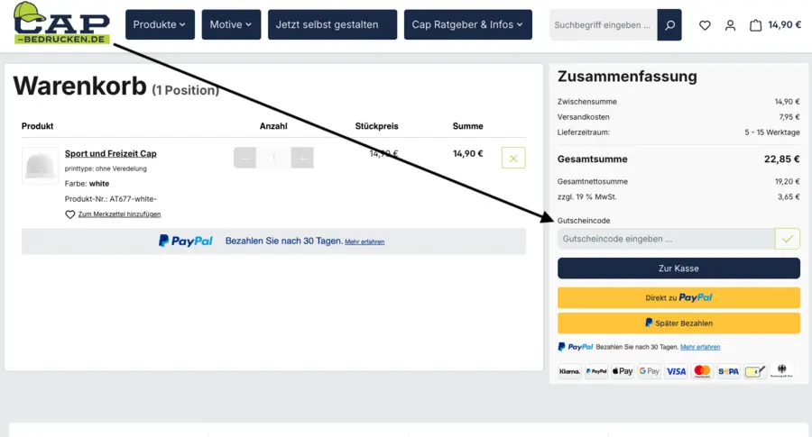 Screenshot des Warenkorbs von Cap-bedrucken.de mit Gutscheincode-Feld, Zusammenfassung der Bestellung und Pfeil zum Eingabefeld für den Rabattcode.