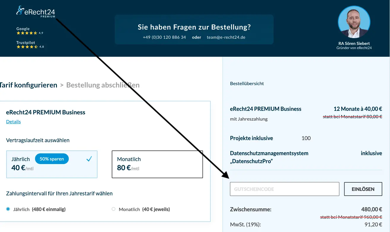 Screenshot der eRecht24 PREMIUM Business Bestellübersicht mit Gutscheincode-Feld und Pfeil zur Eingabe des Rabattcodes im Checkout.